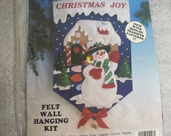 New Vintage Design Works Crafts Felt Wall Hanging Kit Christmas Joy 11" x 17" Snowman #5103