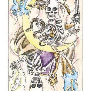 Pode incluir: Uma ilustra&ccedil;&atilde;o desenhada &agrave; m&atilde;o de um esqueleto segurando uma arma e montando uma lua crescente com uma cobra enrolada ao redor. O esqueleto est&aacute; usando um cocar de penas e um colar com um pingente de caveira. O fundo &eacute; uma aquarela de azul, rosa e amarelo.