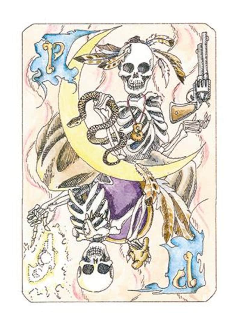 Pode incluir: Uma ilustra&ccedil;&atilde;o desenhada &agrave; m&atilde;o de um esqueleto segurando uma arma e montando uma lua crescente com uma cobra enrolada ao redor. O esqueleto est&aacute; usando um cocar de penas e um colar com um pingente de caveira. O fundo &eacute; uma aquarela de azul, rosa e amarelo.