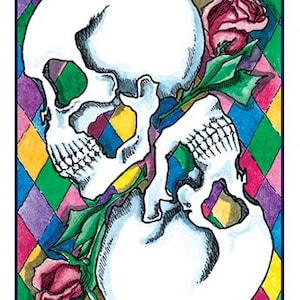 Pode incluir: Dois cr&acirc;nios brancos com estrutura &oacute;ssea detalhada est&atilde;o entrela&ccedil;ados com um caule verde e duas rosas cor-de-rosa. O fundo &eacute; um padr&atilde;o xadrez colorido.