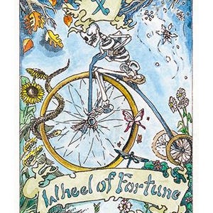 Pode incluir: Uma ilustra&ccedil;&atilde;o em aquarela da carta de tar&ocirc; da Roda da Fortuna. Um esqueleto monta uma grande roda de bicicleta com aro dourado sobre um fundo azul. A carta &eacute; cercada por flores, folhas e uma cobra. O texto "Roda da Fortuna" est&aacute; escrito em uma fonte decorativa na parte inferior da carta.