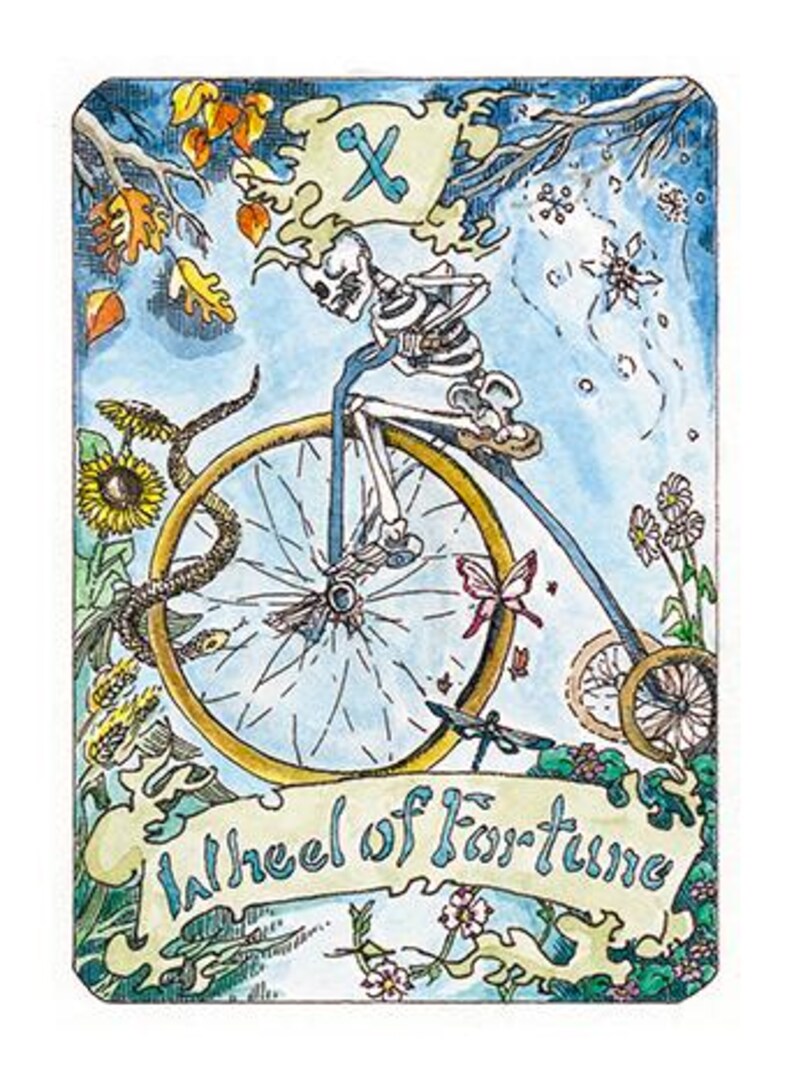 Pode incluir: Uma ilustra&ccedil;&atilde;o em aquarela da carta de tar&ocirc; da Roda da Fortuna. Um esqueleto monta uma grande roda de bicicleta com aro dourado sobre um fundo azul. A carta &eacute; cercada por flores, folhas e uma cobra. O texto "Roda da Fortuna" est&aacute; escrito em uma fonte decorativa na parte inferior da carta.