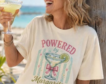 Koszulka z nadrukiem „Powered by Margaritas”, zabawna koszulka retro do picia koktajli, koszulka na wieczór panieński, prezent na wakacje dla dziewczyn, styl vintage