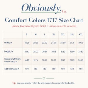Może przedstawiać: Tabela rozmiar&oacute;w Comfort Colors 1717 dla unisexowych koszulek barwionych w odzieży. Tabela pokazuje wymiary w calach dla szerokości, długości i długości rękawa, od rozmiaru S do 4XL. Tekst "Obviously.Co" znajduje się u g&oacute;ry.