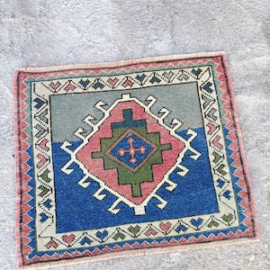 Petit tapis turc en laine : tapis bleu décor de ferme (1&#39;8&quot;x1&#39;11&quot;)