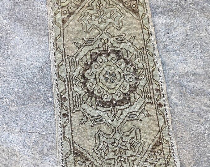 Small Vintage Turkish Wool Rug: Beige Farm Decor (1'5