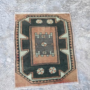 Tapis turc en laine artisanal : petit paillasson vintage (1&#39;5&quot;x1&#39;9&quot;)
