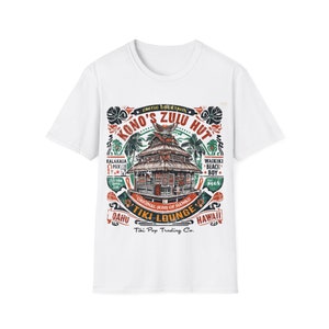 Pode incluir: Camiseta branca com um design gráfico de estilo vintage que apresenta uma cabana tiki com o texto "Kono's Zulu Hut", "Original Sons of Hawaii", "Tiki Lounge", "Kalakaua Mix", "Waikiki Beach Boy", "Dahu" e "Hawaii".