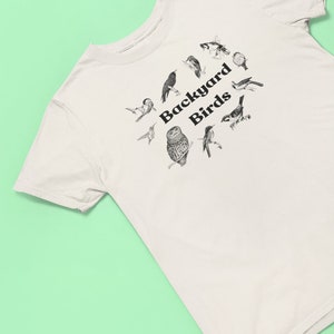Camisa de pájaro del patio trasero, pájaros del patio trasero, camiseta de observación de aves, regalo de observador de aves, arte de aves, cardenales bluejays colibríes, colores cómodos unisex