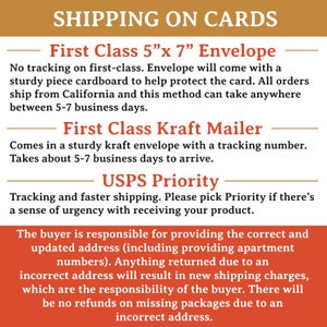 Może przedstawiać: Opcje wysyłki dla kart, w tym koperta First Class 5"x7", koperta First Class Kraft i priorytet USPS. Kupujący jest odpowiedzialny za podanie prawidłowego i zaktualizowanego adresu, w tym numer&oacute;w mieszkań. Wszelkie zwroty spowodowane nieprawidłowym adresem skutkują nowymi kosztami wysyłki, kt&oacute;re ponosi kupujący. Nie będzie zwrot&oacute;w za zaginione paczki z powodu nieprawidłowego adresu.