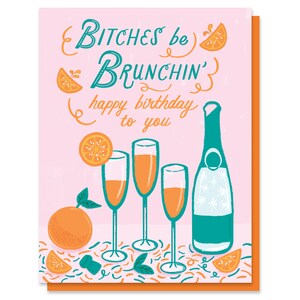 Może przedstawiać: R&oacute;żowa kartka urodzinowa z tekstem "Bitches be Brunchin' happy birthday to you". Na kartce znajduje się butelka szampana, trzy kieliszki do szampana i plasterki pomarańczy.