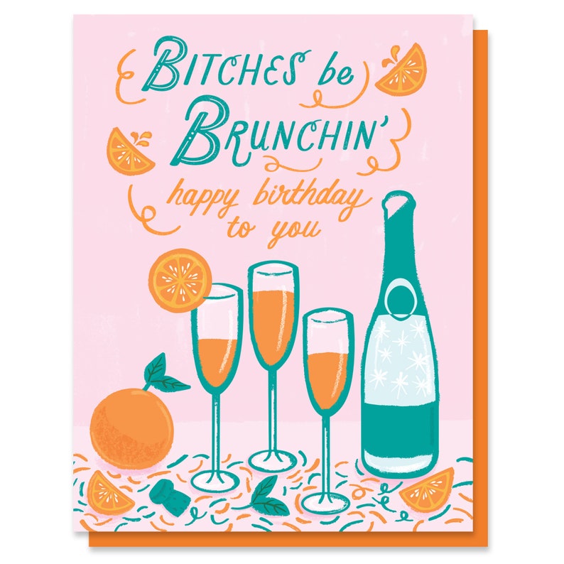 Może przedstawiać: R&oacute;żowa kartka urodzinowa z tekstem "Bitches be Brunchin' happy birthday to you". Na kartce znajduje się butelka szampana, trzy kieliszki do szampana i plasterki pomarańczy.