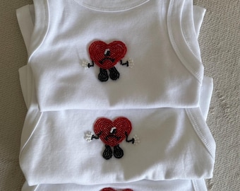 Handbesticktes weißes Tank Top mit Perlen-Herz-Motiv - einzigartiges Statement Piece