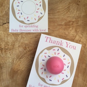 赤ちゃんに愛情を注いでくれてありがとう！EOS リップクリーム、スプリンクル、オレンジ、ピンク、紫、黄色のドーナツのパーソナライズされた印刷可能なカード
