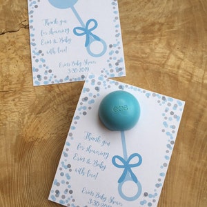 ¡Gracias por llenar de amor a mamá y a su bebé! Tarjetas de recuerdo imprimibles personalizadas para bálsamo labial EOS, sonajero, baby shower, azul, gris y plateado.