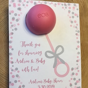 Bedankt dat je de baby met liefde hebt gedouched! Gepersonaliseerde afdrukbare bedankkaarten voor EOS lippenbalsem, rammelaar, babyshower, roze, grijs, meisje