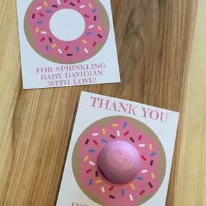 Obrigado personalizado por encher o bebê de amor! Cartões imprimíveis em formato de donuts para protetor labial EOS, granulados, granulados para bebê, chá de bebê, rosa, menina