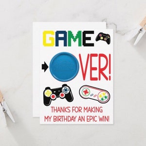Game over, grazie per aver reso il mio compleanno una vittoria epica! Carta regalo stampabile per bomboniere a tema videogiochi con pasta modellabile, videogiochi, controller