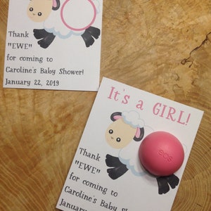 Es ist ein Mädchen! Danke EWE für kommende Babyparty EOS Lippenbalsam Karte, personalisiert, Lamm, Schaf, rosa, weiß, grau, Geschenk, gefallen, printable