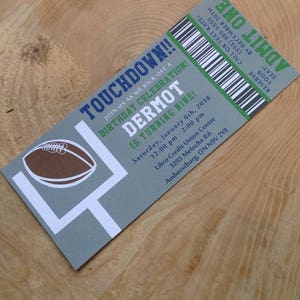 Fußball Ticket Geburtstag Einladung, 3.3x7.75 inch druckbar, download, grün, blau, grau, zulassen, Touchdown, Kick off, Ticket