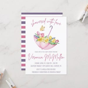 Mit Liebe übergossen! Frühlingsschirm-Babypartyeinladung, Tulpen, Narzissen, rosa, lila, gelb, Frühlingsregen, Baby bestreuen, printable