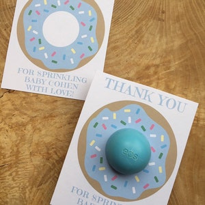 Tarjetas personalizadas de "Gracias por llenar de amor al bebé". Tarjetas imprimibles de donas para bálsamo labial EOS, chispas, chispas para bebé, baby shower, azul y verde.