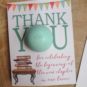 Le début d'un nouveau chapitre : baby shower, baby shower, cadeau de naissance, baume à lèvres EOS, bibliothèque, livres, chapitre, merci, cadeaux, douche
