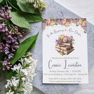 ¡Comienza un nuevo capítulo! Invitación para despedida de soltera con temática de libros, imprimible, 13 x 18 cm, pila de libros, flores de primavera, morado y amarillo.