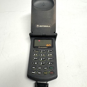 Vintage MOTOROLA STARTAC 2G GSM 900 Classic Flip CellPhone - Working