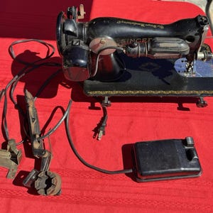 Vintage 1950’s Singer 15-91 Sewing Machine With Foot Pedal & Accessories