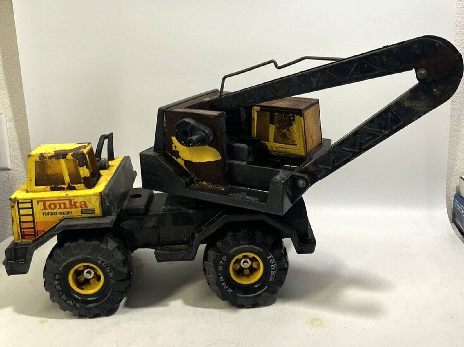 VINTAGE Tonka Mighty Diesel Steel XMB-975 Tire Crane Black Bucket