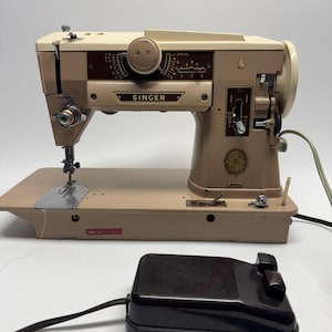 VINTAGE Singer 401A SLANT-O-MATIC Sewing Machine w/Foot Pedal