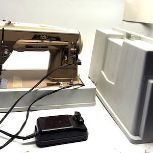VINTAGE 1950&#39;S Singer 403A Sewing Machine With Original Case
