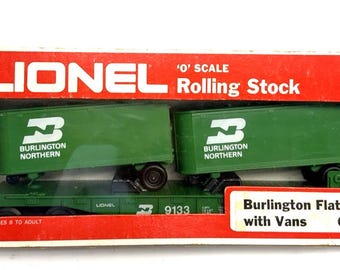 Vagón plano VTG Lionel 6-9133 Burlington Northern Flatcar con remolque, furgonetas de escala O