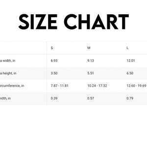 Puede incluir: Una tabla de tallas con el t&iacute;tulo "SIZE CHART" en negrita negra. La tabla enumera las medidas en pulgadas para el ancho de la bandana, la altura de la bandana, la circunferencia del cuello y el ancho del cuello, con tallas S, M y L.