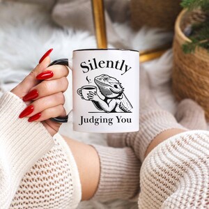 Tazza con drago barbuto che ti giudica silenziosamente: regalo divertente per gli amanti dei rettili