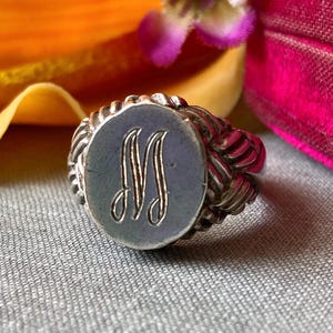 Anillo vintage de plata de ley con inicial M W - Hombros trenzados - Leer detalles del artículo