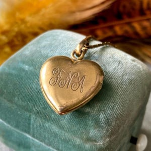 Collar con colgante de corazón bañado en oro estilo victoriano antiguo con monograma - Leer descripción