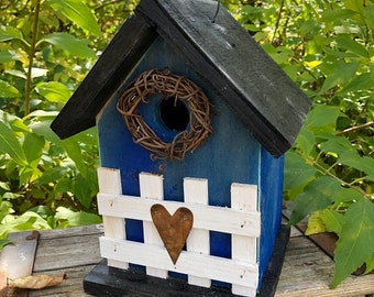 Blue Rustic Primitive Birdhouse White Fence Metal Heart Grapevine Wreath Country Birdhouse Outdoor Bird House,