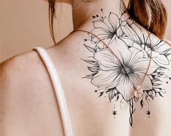 Tatuaje elegante en el brazo, diseño floral artístico, tatuaje encantador en la espalda, tatuaje sofisticado en la pierna, estética femenina, inspiración para tatuajes lujosos