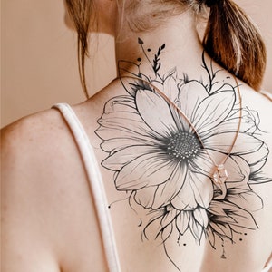 特徴的な植物の腕のタトゥー、柔らかな自然のタトゥー、花のモチーフのタトゥー、ユニークな花のタトゥー、エレガントな脚のタトゥー、魅惑的な背中のタトゥー