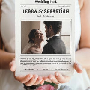 Może przedstawiać: Zaproszenie na ślub w stylu vintage ze zdjęciem czarno-białym pary uśmiechającej się do siebie. Nagłówek brzmi "BREAKING NEWS Wedding Post", a imiona pary to "Leora & Sebastian". Tekst pod zdjęciem brzmi: "Witamy! Wypełnia nas radość, że jesteście tu, aby świętować z nami ten niezapomniany dzień. Wasza obecność naprawdę wiele dla nas znaczy, a my jesteśmy niezmiernie wdzięczni za możliwość dzielenia się tym momentem w otoczeniu miłości i ciepła tych, których najbardziej kochamy. Dziękujemy, że jesteście z nami, gdy rozpoczynamy tę piękną podróż razem."