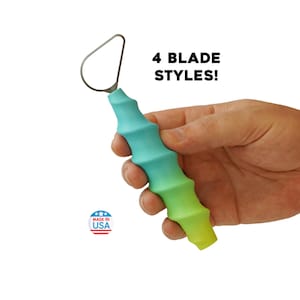 Op de afbeelding: Een aardewerktrimtool met een druppelvormige metalen draadlus en een getextureerde, ergonomische handgreep die verloopt van blauwgroen naar limoengroen. De tekst 4 BLADE STYLES! is zichtbaar, evenals een logo met MADE IN USA.