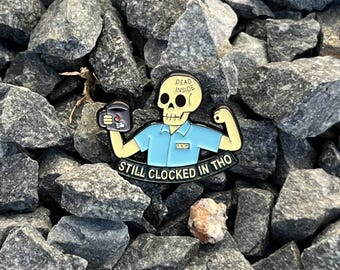 Skelett-Arbeiter Emaille Pin Toten innen Still getaktet Obwohl Phrase Workaholic Liebhaber Pin Schlaf wenn tot Vibe Skelett arbeitet starke Pose