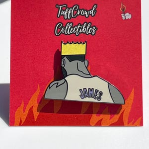 Pin de esmalte de Lebron James Pin de esmalte de Los Ángeles Lakers Accesorio de baloncesto de King James Regalo perfecto para hijo, papá, hermano Pin de esmalte de baloncesto Pin de Los Ángeles