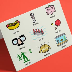 Puede incluir: Tarjeta de felicitación plegada con ilustraciones de dibujos animados, incluyendo un perrito caliente, un batido, un barco, un cerdo, una raqueta de ping pong, un suéter, un acuario y soldados de juguete. Sobre fondo rojo.