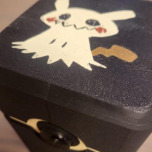 Boîte pour cartes Mimikyu - Boîte de rangement du JCC Pokémon avec couvercle à charnière et personnalisation