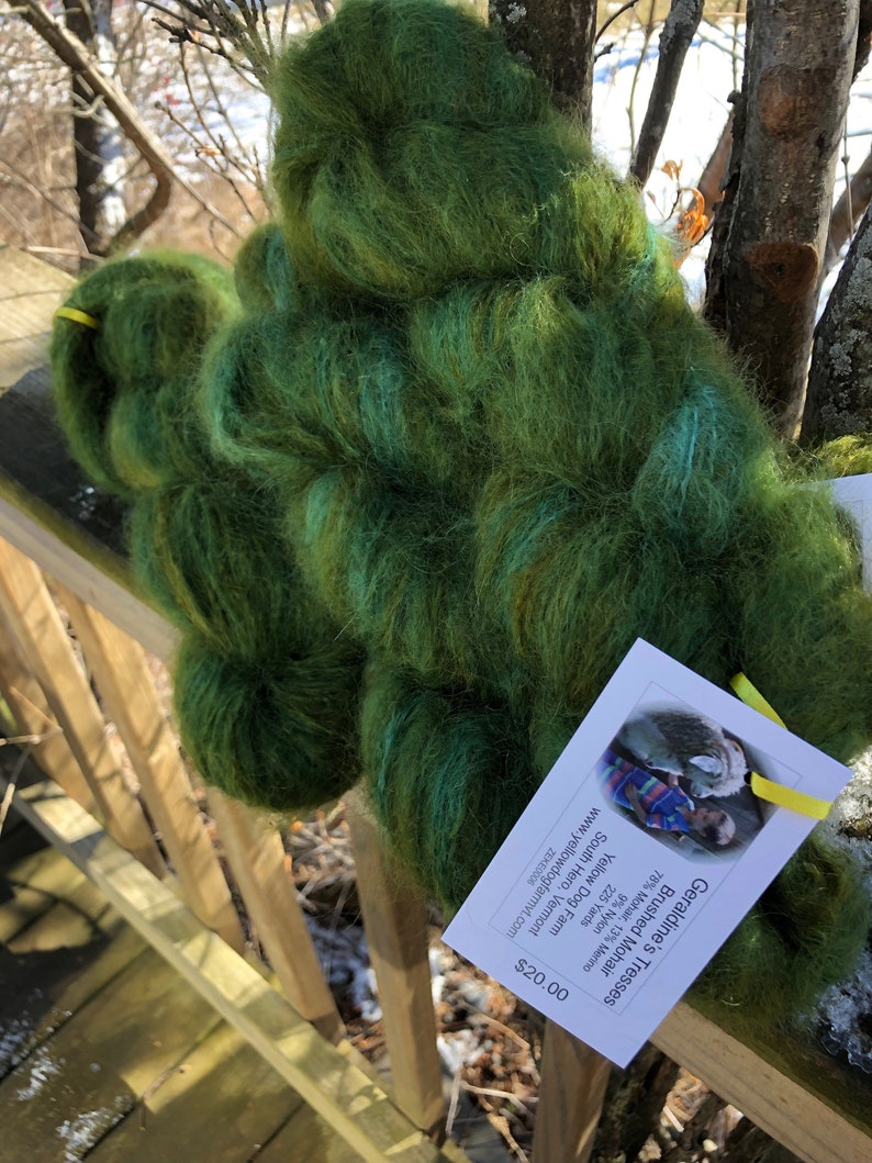 Pu&ograve; includere: Due gomitoli di filato di mohair spazzolato verde e turchese. Il filato &egrave; morbido e soffice, ed &egrave; perfetto per lavorare a maglia o all'uncinetto. Il filato &egrave; etichettato "Geraldine's Tresses Brushed Mohair 78% Mohair, 13% Merino 9% Nylon 225 Yards Yellow Dog Farm South Hero, Vermont www.yellowdogfarmvt.com ZEKE0006 $20.00"