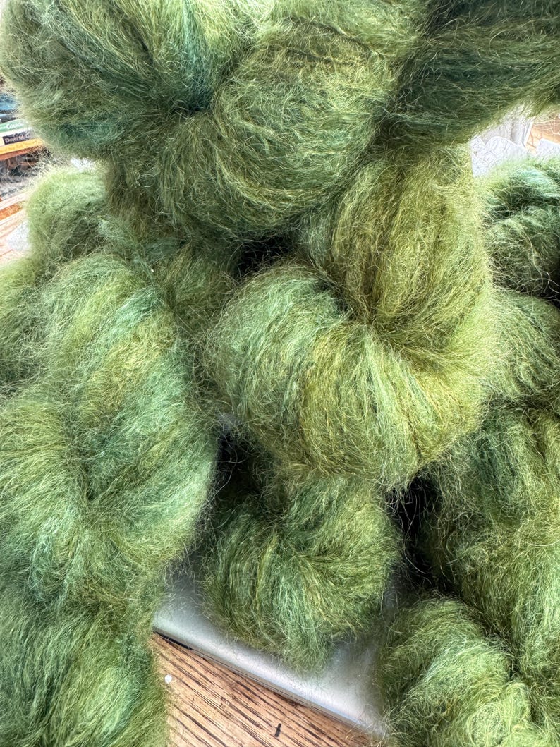 Filato misto mohair spazzolato color avocado immagine 3