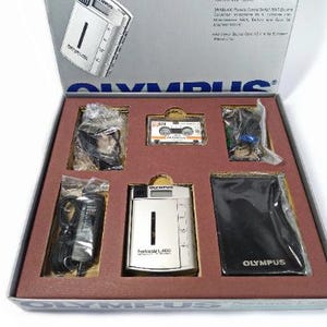 Kleines Diktiergerät Olympus Pearlcorder L400 mit Mikrokassette Olympus MC 60 und Box ARBEITEN Mikrokassettenrecorder Sammler-Rekorder